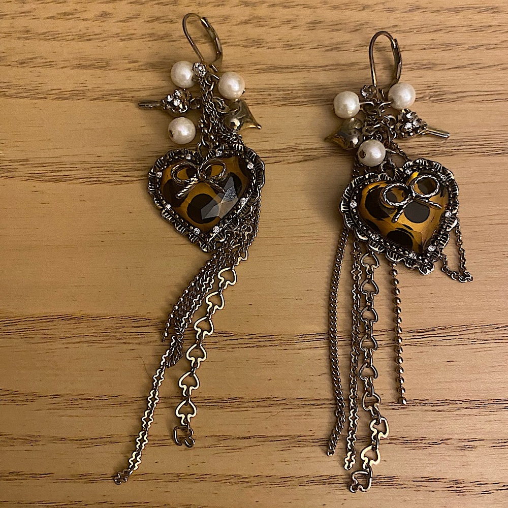Betsey Johnson leopard print heart dangle earrings with pearl accents